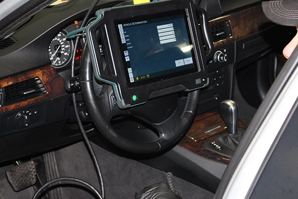 Diagnostic tool screen mounted on steering wheel